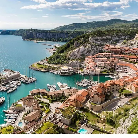 Portopiccolo Luxury Penthouse 아파트 *